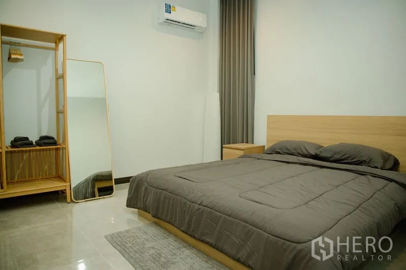 บ้าน ขายในPhra Pradaeng, Samut Prakan - ห้องนอนอบอุ่น เตียงควีน ผ้าปูสีเทา ตู้เสื้อผ้าไม้ และแอร์ผนัง