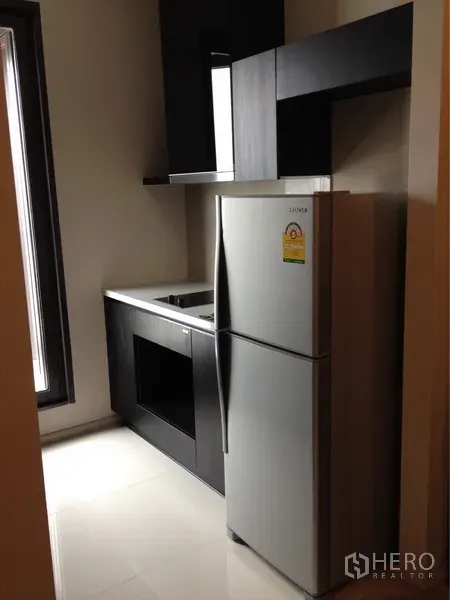 คอนโด ให้เช่าในKhlong Toei, Bangkok - ครัวยุคใหม่ตู้สีดำ เตาและอ่างล้างจาน พร้อมตู้เย็นขนาดใหญ่
