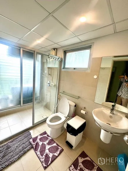 คอนโด ให้เช่าในHuai Khwang, Bangkok - ห้องน้ำพร้อมตู้กระจกอาบน้ำ โถสุขภัณฑ์ อ่างล้างหน้า และหน้าต่างระบายอากาศ