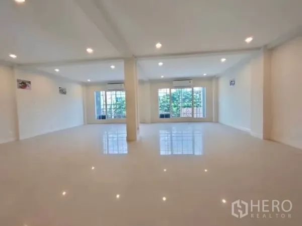 带办公室的家 出租或出售在Bang Na, Bangkok - 采光充足的办公层，落地窗、分体空调与光亮地砖。