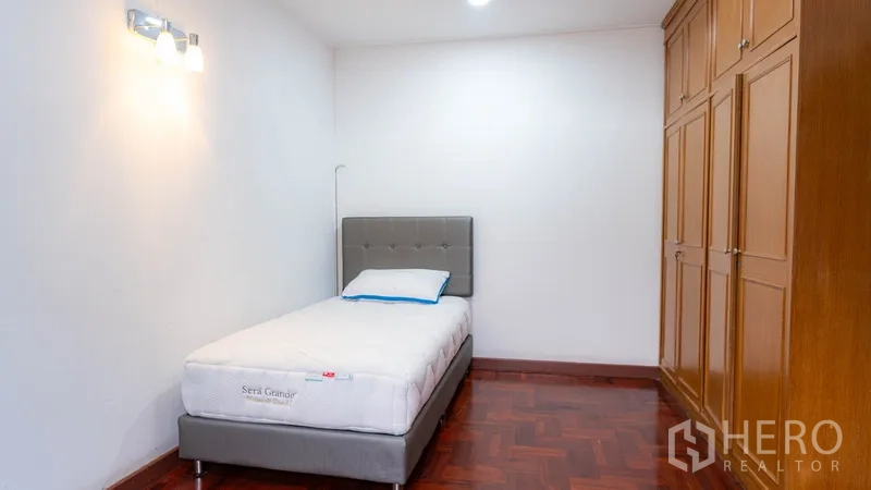 ทาวน์เฮาส์ ให้เช่าในWatthana, Bangkok - ห้องนอนเตียงเดี่ยวพร้อมตู้เสื้อไม้บิวท์อิน