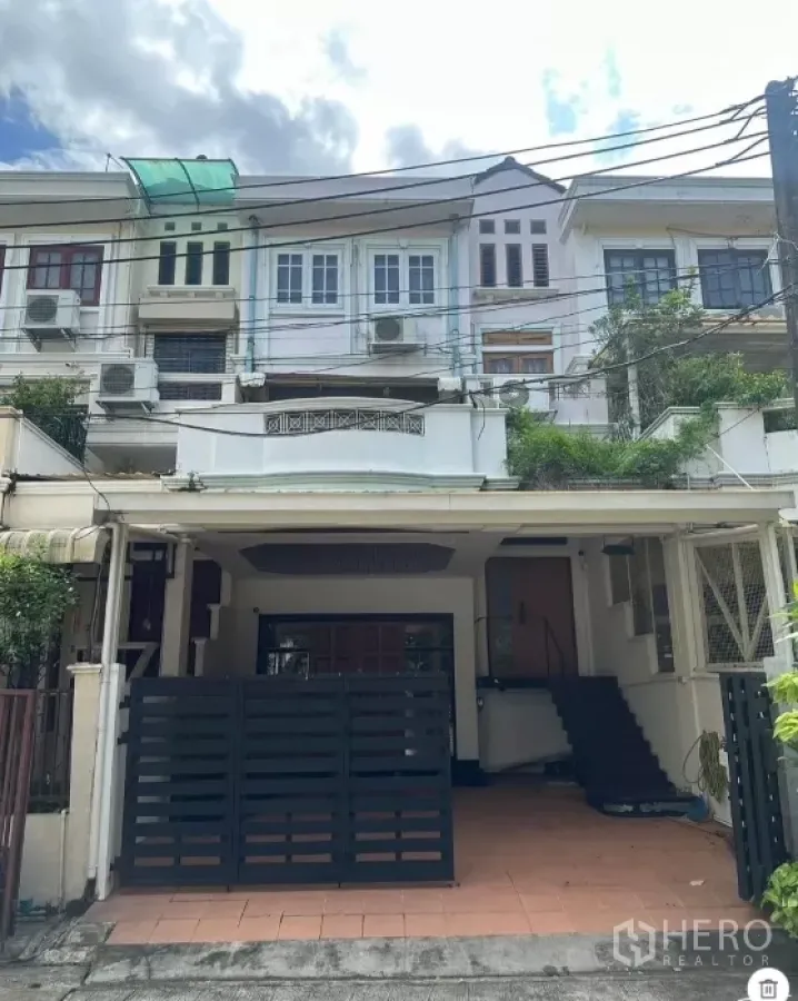 ทาวน์เฮาส์ ให้เช่าในWatthana, Bangkok - ด้านหน้าทาวน์เฮาส์ 3 ชั้นพร้อมโรงจอดรถมีประตูรั้ว เขตวัฒนา
