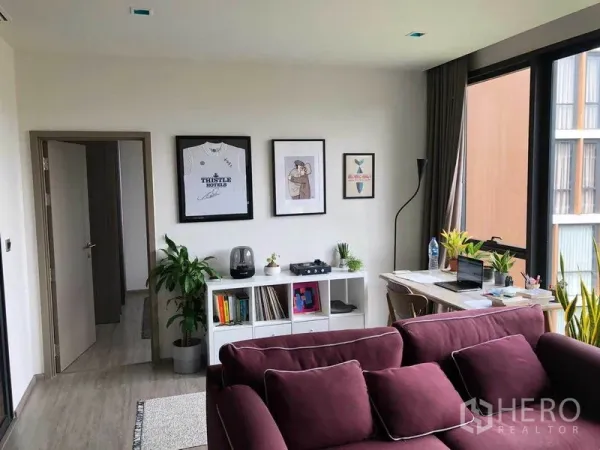 คอนโด ให้เช่าในWatthana, Bangkok - โซนนั่งเล่นสไตล์โอเพ่นพร้อมโซฟา โต๊ะทำงาน และหน้าต่างบานใหญ่ติดวิวเขียว