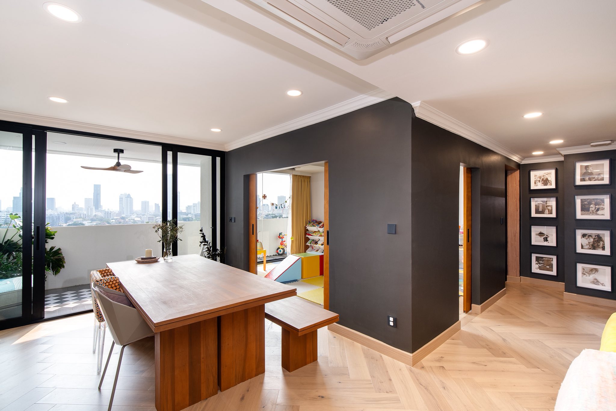 คอนโด ให้เช่าในWatthana, Bangkok - พื้นที่รับประทานอาหารเชื่อมระเบียง และประตูสไลด์เข้าสู่ห้องเล่นสีสันสดใส
