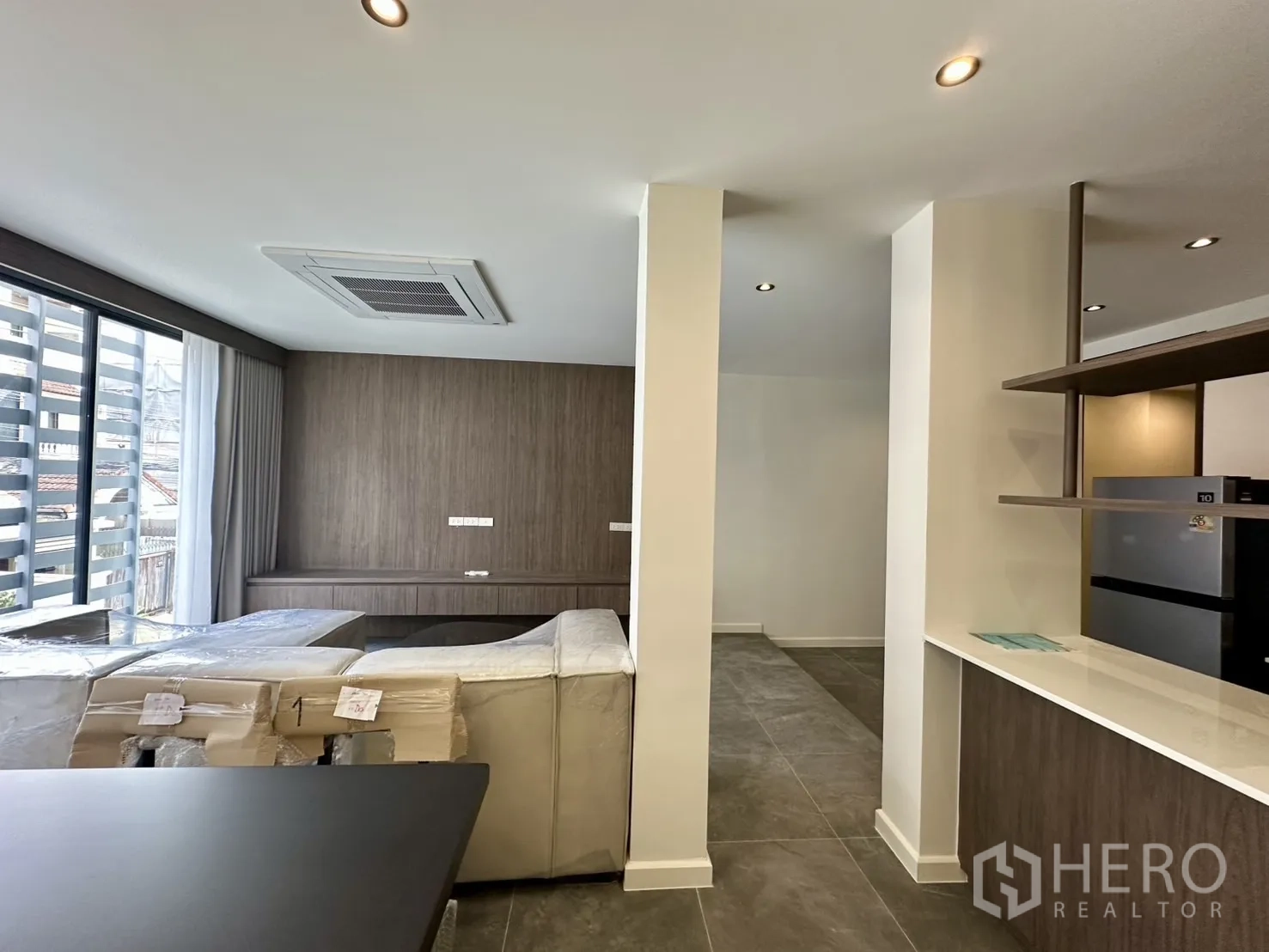 สำนักงานที่บ้าน ให้เช่าในPhra Khanong, Bangkok - ห้องนั่งเล่นเชื่อมครัว พร้อมตู้บิลท์อินและหน้าต่างบานใหญ่