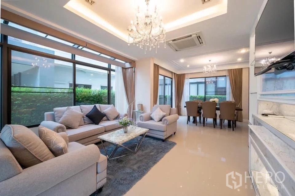 บ้าน ให้เช่าในPrawet, Bangkok - พื้นที่นั่งเล่นรับประทานอาหาร พร้อมหน้าต่างเต็มผืนมองเห็นแนวรั้วต้นไม้