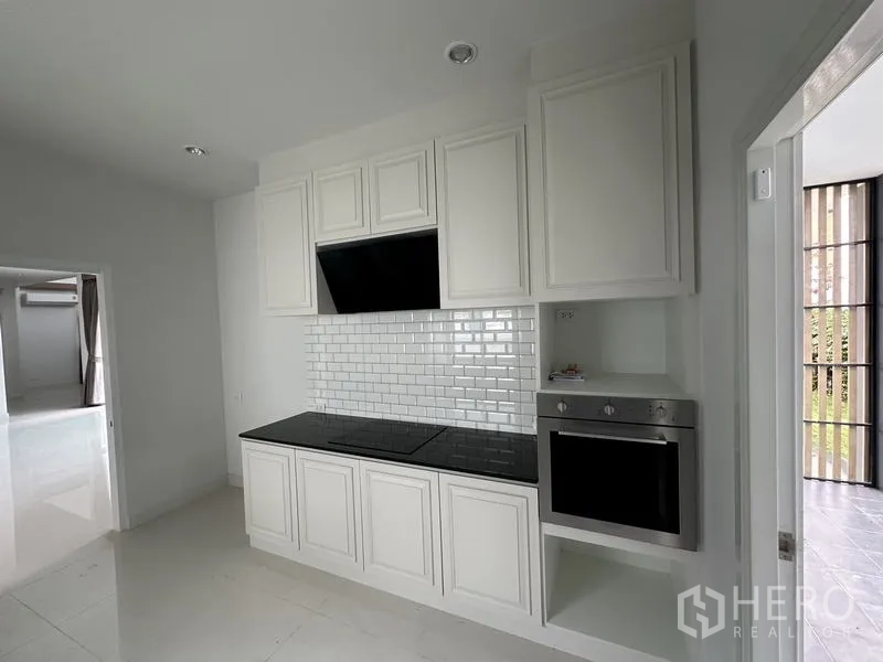 บ้าน ขายในLam Luk Ka, Pathum Thani - ครัวบิวท์อินพร้อมเตา เตาอบ และเครื่องดูดควัน