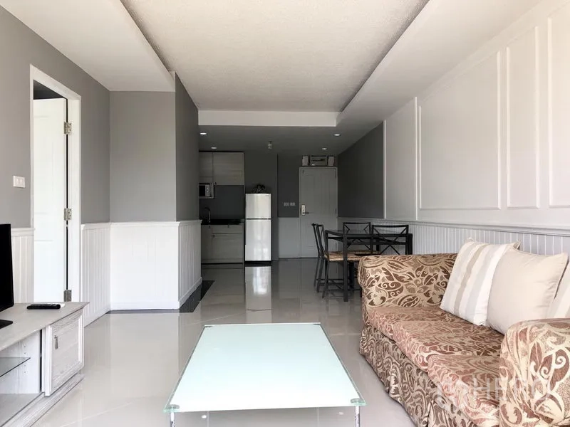 คอนโด ให้เช่าในKhlong Toei, Bangkok - ห้องนั่งเล่นแบบโอเพ่นพร้อมโซฟา โต๊ะกระจก และแพนทรีในคอนโด Waterford สุขุมวิท 50 ใกล้ BTS อ่อนนุช