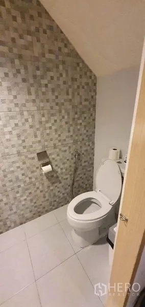 店屋 出租在Khlong Toei, Bangkok - 小型卫生间，瓷砖墙地与坐便器及喷枪