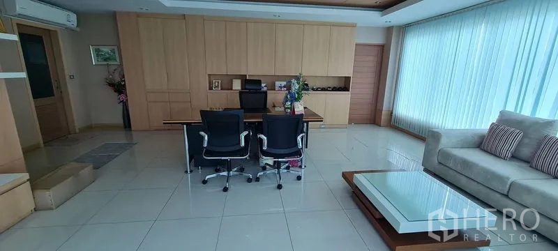 货栈 出租或出售在Bang Phli, Samut Prakan - 行政工作区，内置展架与休闲沙发区。