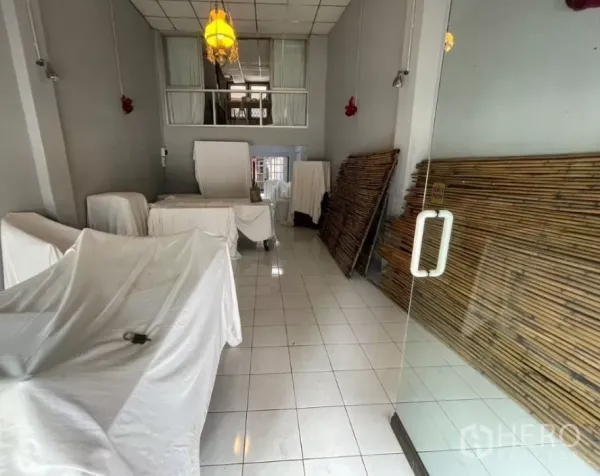 อาคารพาณิชย์ ให้เช่าในWatthana, Bangkok - พื้นที่ร้านลึกไปด้านหลัง เห็นช่องกระจกชั้นลอยและแผงไม้ไผ่กองอยู่