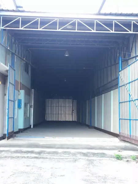 คลังสินค้า ให้เช่าในBueng Kum, Bangkok - พื้นที่โหลดสินค้ามีหลังคาคลุม พร้อมประตูเลื่อนกว้างเข้าสู่ตัวโกดัง