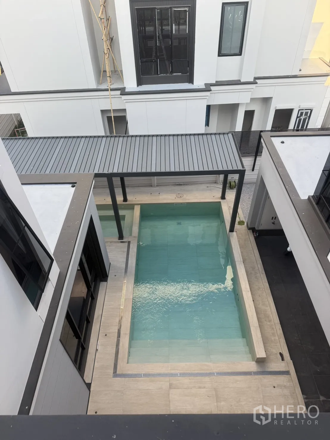 Detached House for rent in Saphan Sung, Bangkok - Aerial view of a private courtyard swimming pool with covered walkway.