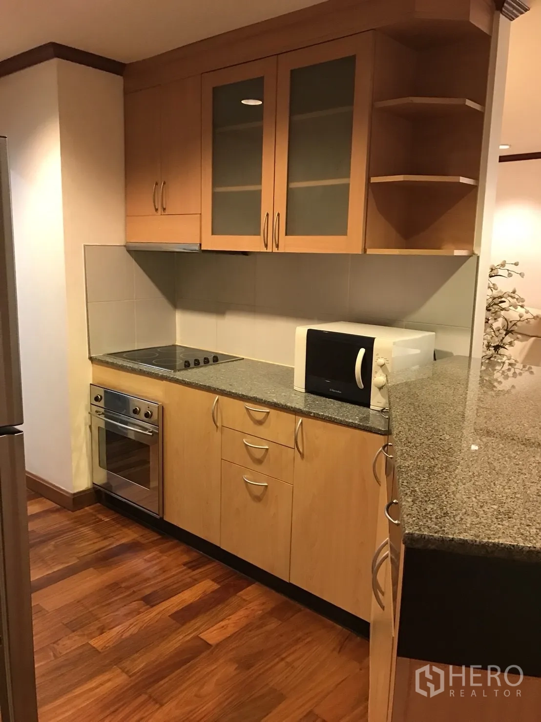 公寓 出租在Khlong Toei, Bangkok - 内置U型厨房，花岗岩台面，烤箱、电炉与微波炉。