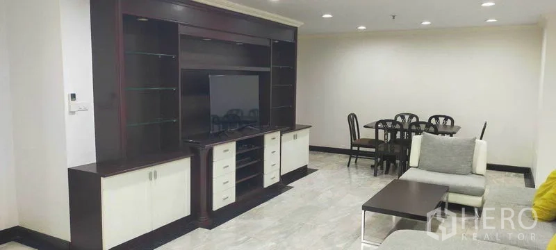 คอนโด ให้เช่าในWatthana, Bangkok - ชั้นวางทีวีบิลท์อินขนาดใหญ่ หันหน้าไปยังพื้นที่รับประทานอาหาร