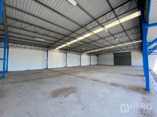 工厂 出租在Nonthaburi - 高挑金属屋顶、采光窗和宽卷闸门的开阔厂房内部