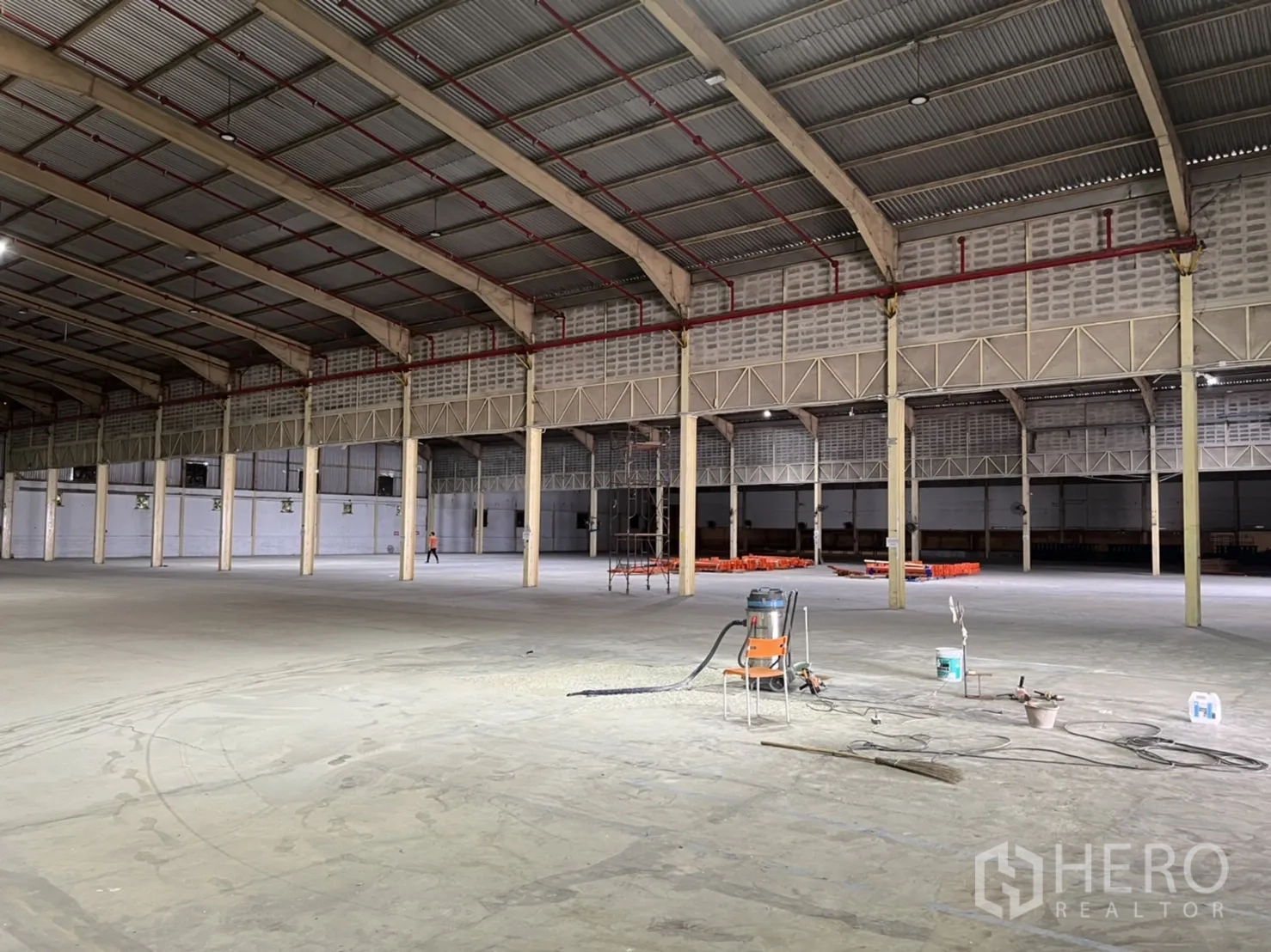 คลังสินค้า ให้เช่าในMueang Samut Prakan, Samut Prakan - มุมมองภายในเห็นแนวเสา หลังคาเมทัลชีท ไฟส่องสว่างและพัดลม