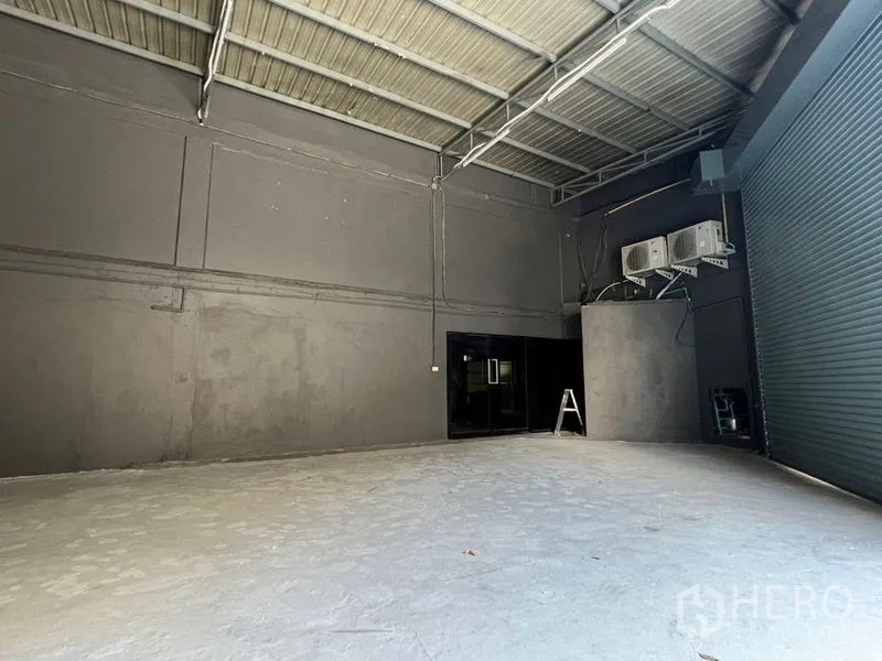 店屋 出租或出售在Din Daeng, Bangkok - 后场高挑空空间，配卷闸门与空调外机，适合仓储或装卸。