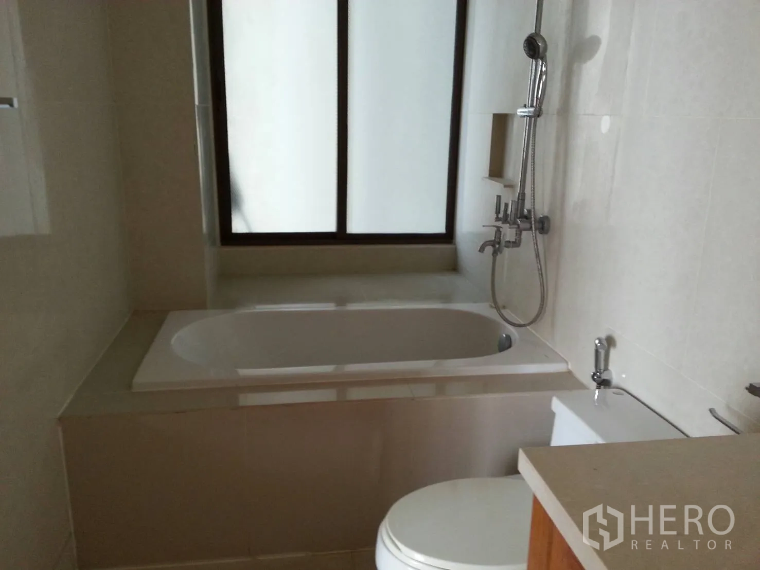 คอนโด ให้เช่าในKhlong Toei, Bangkok - ห้องน้ำสมัยใหม่พร้อมอ่างอาบน้ำ ฝักบัว และหน้าต่างฝ้า