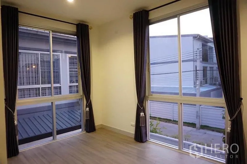 สำนักงานที่บ้าน ให้เช่าหรือขายในBang Khen, Bangkok - ห้องนอนมุมกระจกสองบาน รับแสงธรรมชาติ พื้นไม้