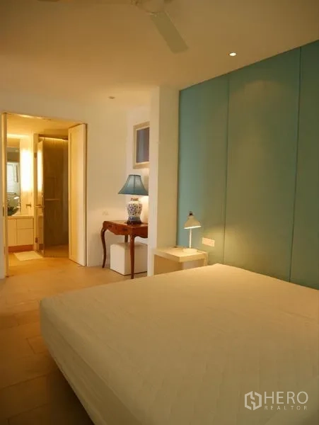 คอนโด ให้เช่าในKhlong Toei, Bangkok - ห้องนอนโทนเขียวอมฟ้า โคมไฟหัวเตียง และพัดลมเพดาน