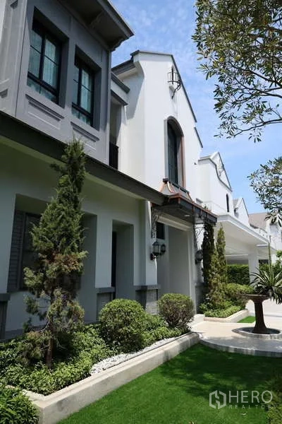 独立式住宅 出租或出售在Saphan Sung, Bangkok - 欧式立面与修剪花园，双坡屋顶