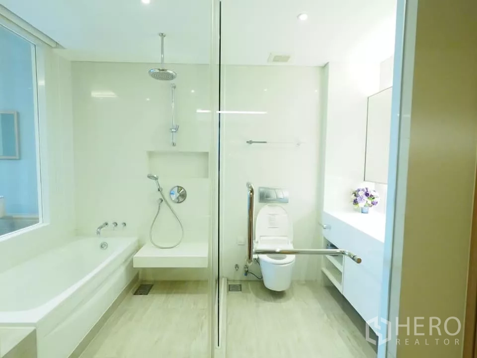 คอนโด ให้เช่าในWatthana, Bangkok - ห้องน้ำโทนขาวทันสมัย มีอ่างอาบน้ำ เรนชาวเวอร์ และสุขภัณฑ์อัตโนมัติ