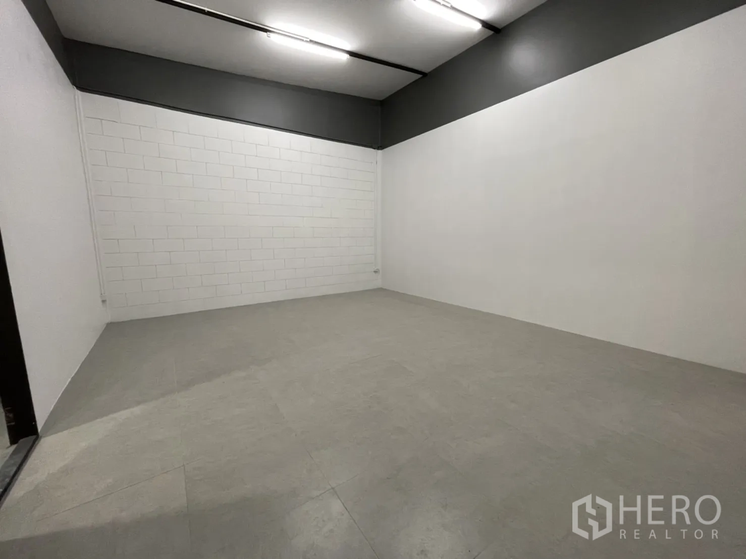 คลังสินค้า ให้เช่าในLam Luk Ka, Pathum Thani - ห้องอเนกประสงค์สีขาว พื้นกระเบื้อง และไฟเพดานสว่าง.