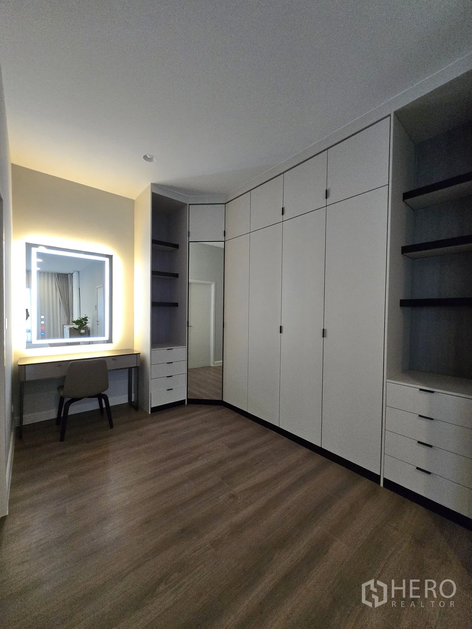 Detached House for rent in Bang Phli, Samut Prakan - Master walk-in closet with vanity desk, mirror and full-height wardrobes.