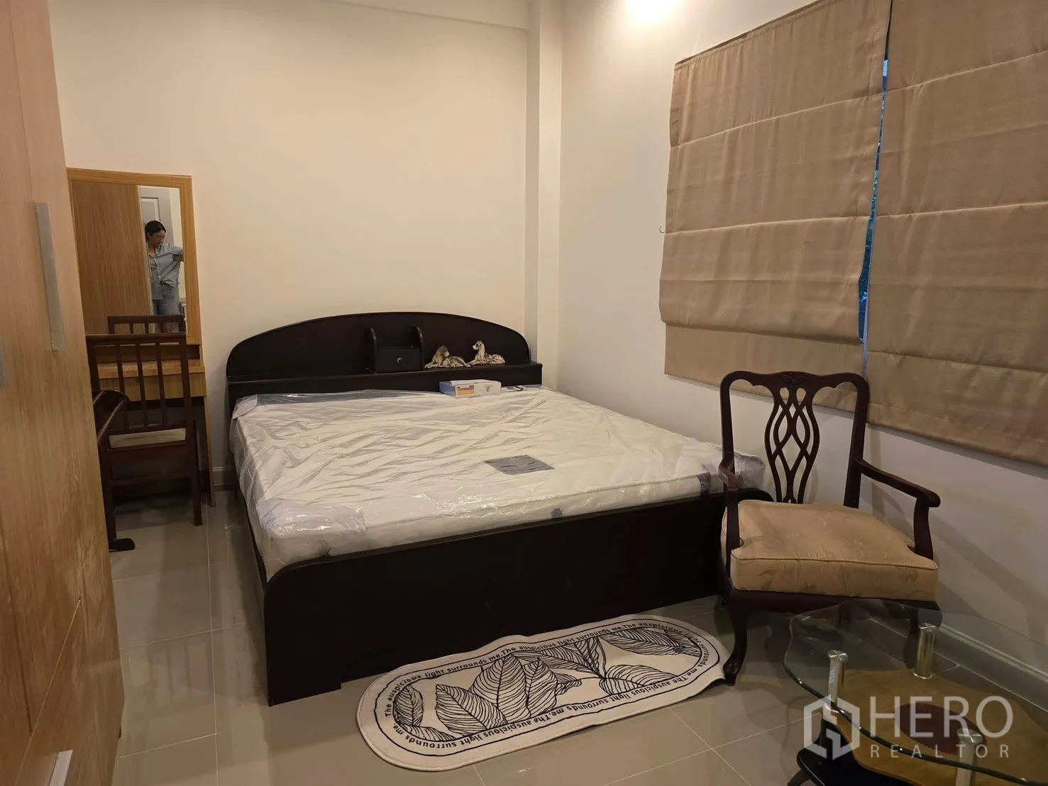 独栋房屋 for rent in Bang Phli, Samut Prakan - 一层卧室，配床、书桌与软包椅。