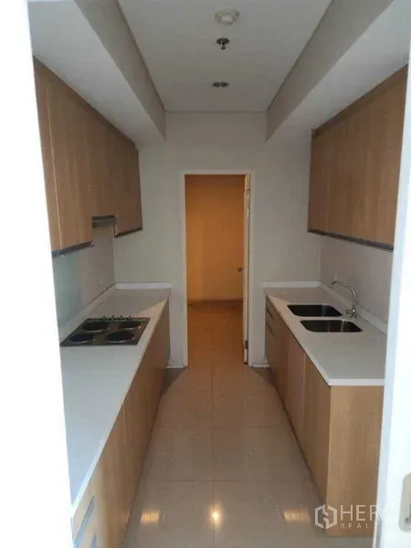 คอนโด ให้เช่าในRatchathewi, Bangkok - ครัวปิดสไตล์แกลเลย์ เคาน์เตอร์สองฝั่ง เตาและอ่างล้างจานคู่