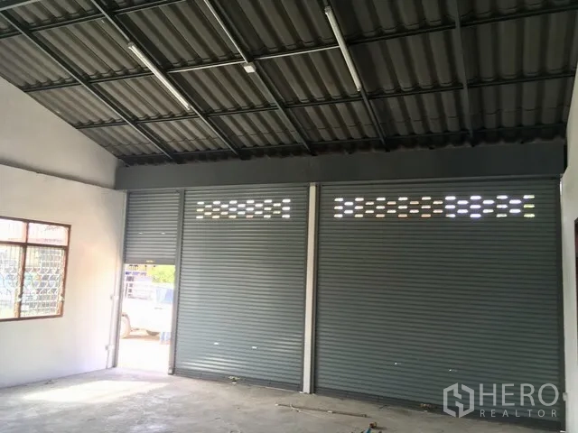 คลังสินค้า ให้เช่าในLam Luk Ka, Pathum Thani - ภายในโกดัง เพดานสูงโครงเหล็ก ไฟส่องสว่างครบ และช่องประตูม้วนสำหรับขนถ่ายสินค้า 3 ช่อง.