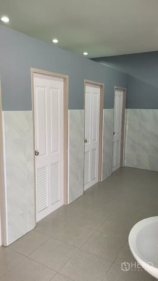 โรงงาน ให้เช่าหรือขายในPhanat Nikhom, Chon Buri - ห้องน้ำสะอาด มีห้องส้วมหลายห้องพร้อมประตู