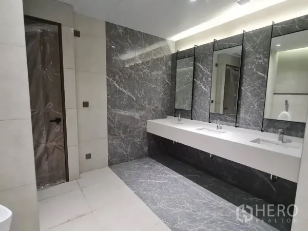 สำนักงาน ให้เช่า - ห้องน้ำกว้างตกแต่งหิน พร้อมกระจกไฟส่องสว่าง