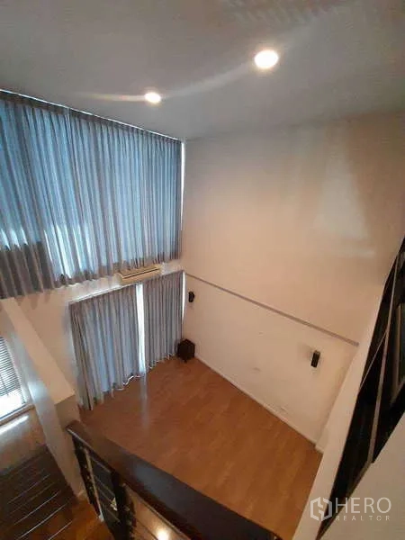 ทาวน์เฮาส์ ให้เช่าในKhlong Toei, Bangkok - ห้องนั่งเล่นเพดานสูงสองชั้นพร้อมผ้าม่านสูง