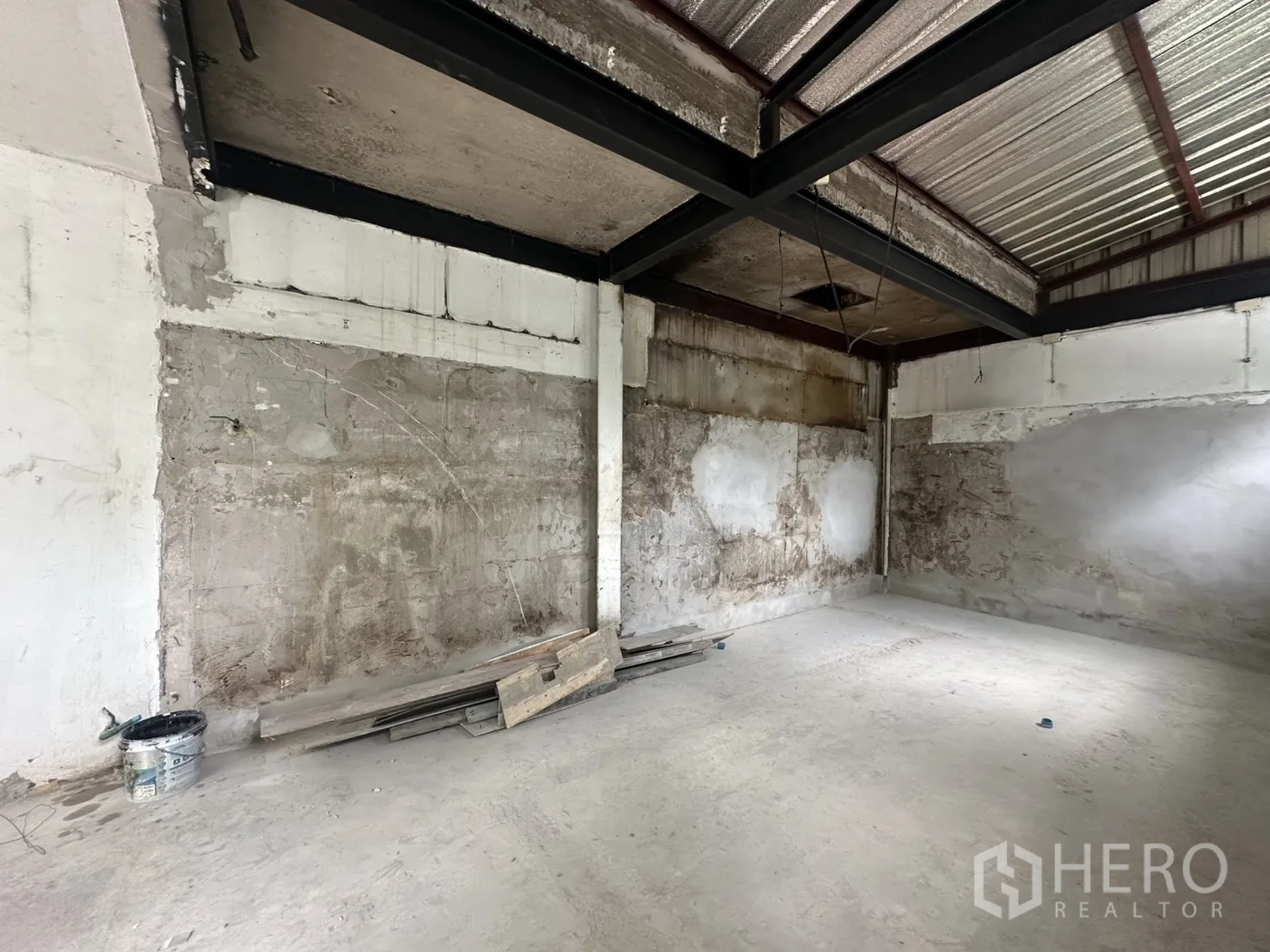 Retail Space for rent in Sathon, Bangkok - Open-plan shell space showing metal roof structure, raw plastered walls, and ample floor area ready for tenant fit-out.