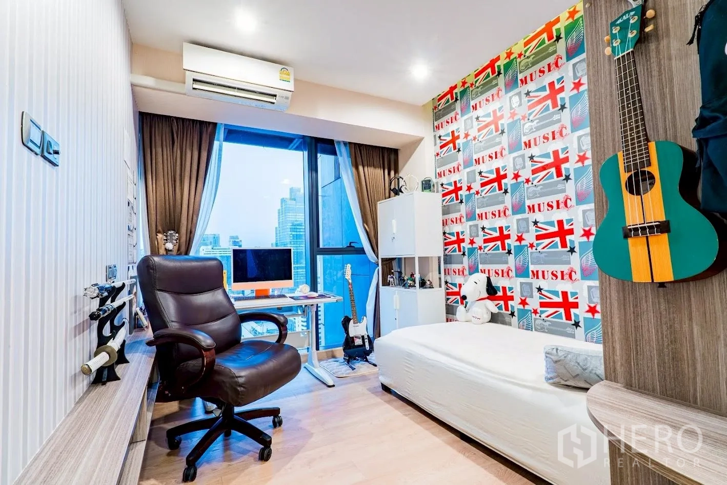 คอนโด for sale in Sathon, Bangkok - ห้องนอนเด็กหรือห้องทำงานพร้อมโต๊ะทำงาน กีตาร์ และหน้าต่างวิวเมือง