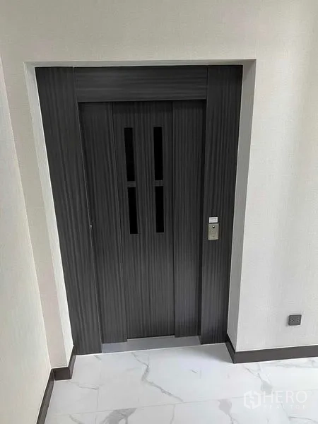 บ้าน ขายในBang Kruai, Nonthaburi - ลิฟต์ส่วนตัวประตูไม้สีเข้มภายในบ้าน