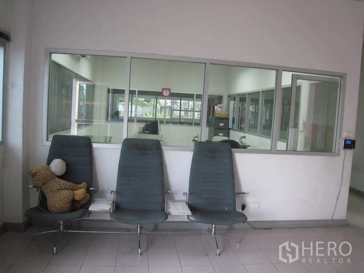 工厂 出租在Lat Lum Kaeo, Pathum Thani - 等候区，面向室内玻璃隔断和办公室窗户