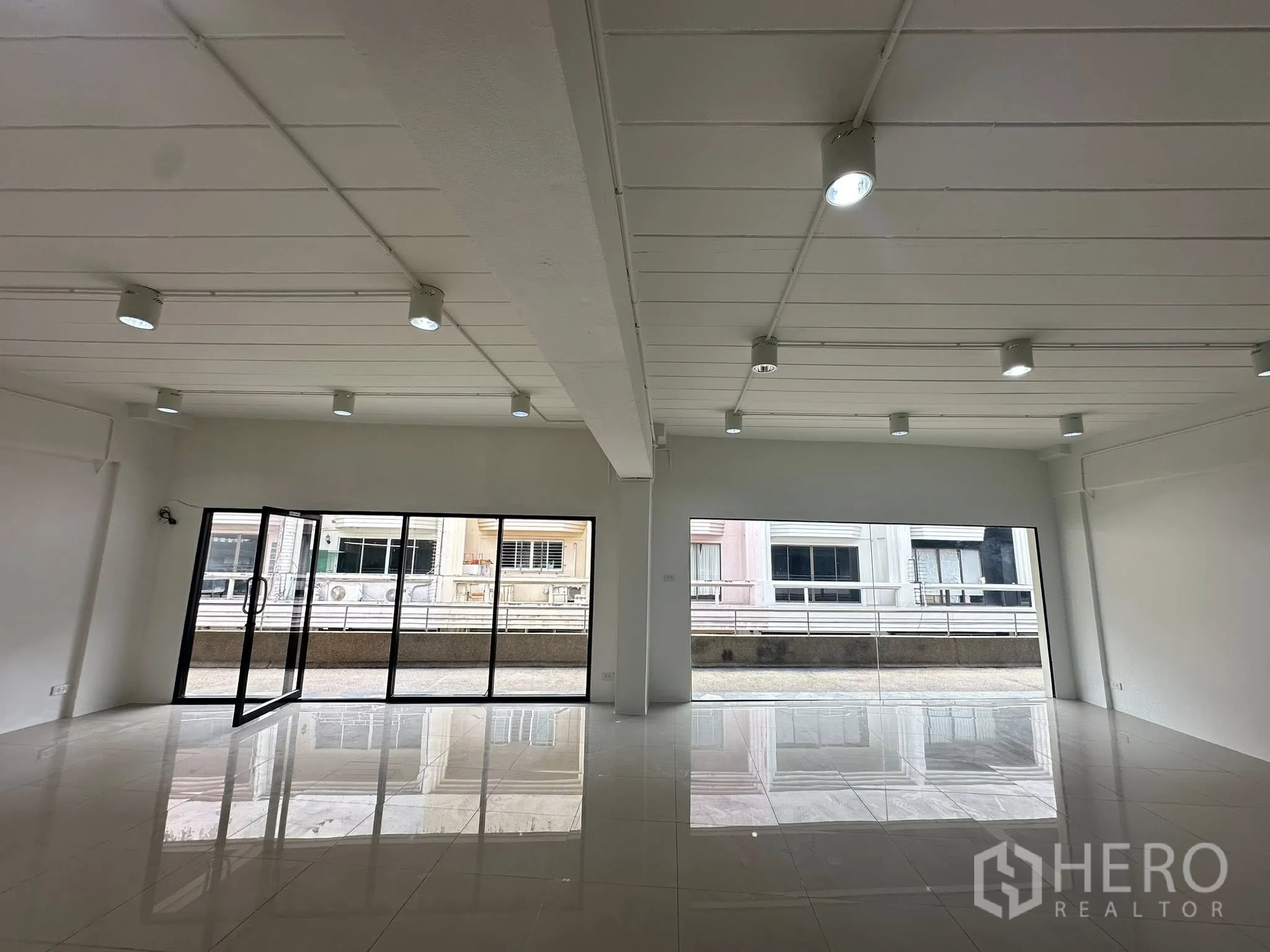 สำนักงาน ให้เช่าในWatthana, Bangkok - พื้นที่ทำงานสองด้านกระจกกว้าง พื้นกระเบื้องเงาสะท้อนแสง