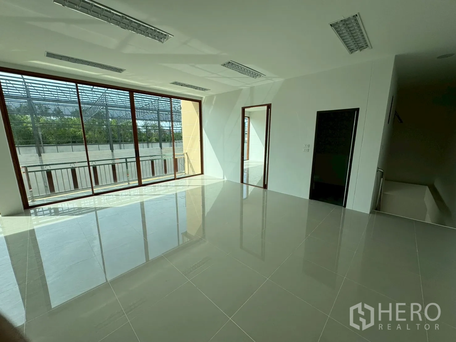 工厂 for sale in Mueang Samut Sakhon, Samut Sakhon - 另一处开放式办公室，设大面积玻璃与侧门。