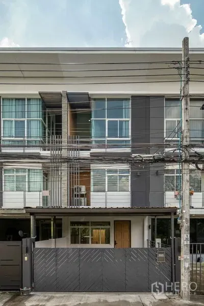 ทาวน์เฮาส์ ขายในLat Phrao, Bangkok - ด้านหน้าทาวน์เฮ้าส์ 3 ชั้น พร้อมประตูรั้วและกระจกขนาดใหญ่