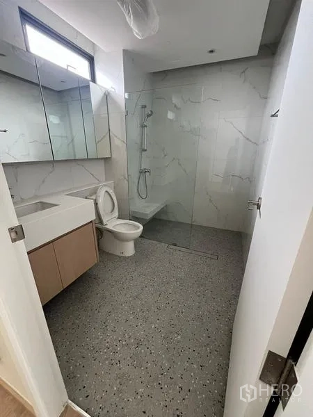 ทาวน์เฮาส์ ให้เช่าในKhlong Toei, Bangkok - ห้องน้ำโมเดิร์นผนังลายหินอ่อนพร้อมโซนอาบน้ำแบบวอล์กอิน