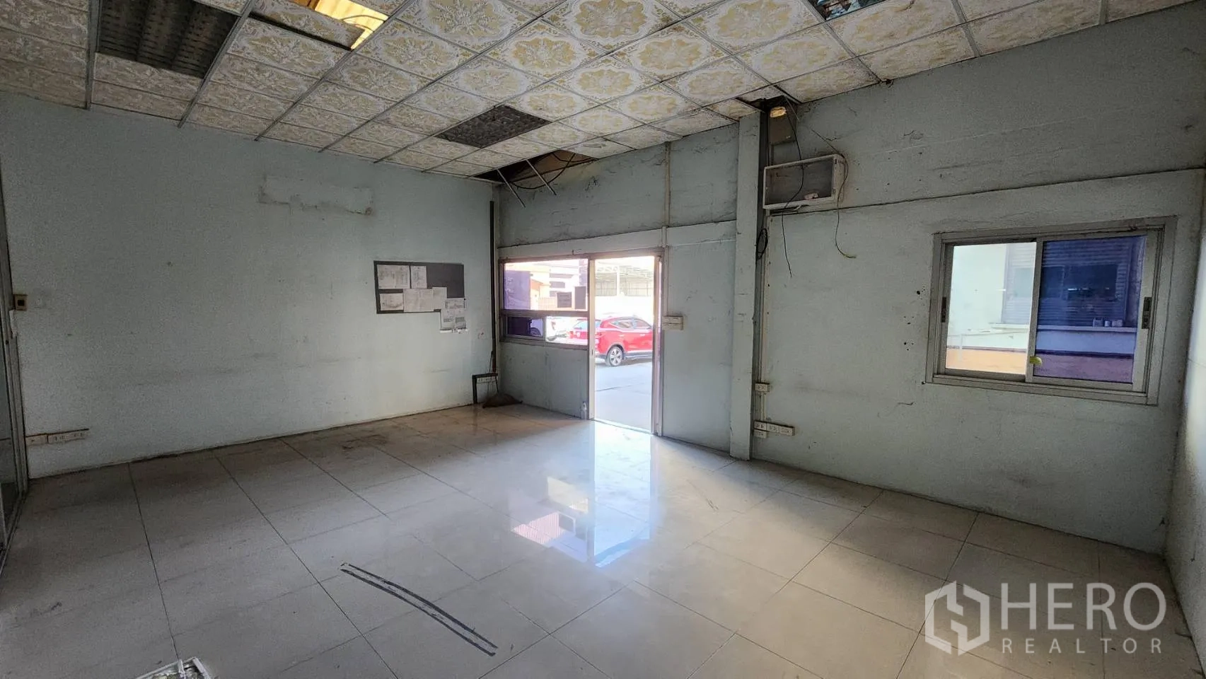 货栈 出租在Nonthaburi - 基础办公室，瓷砖地面与吊顶。