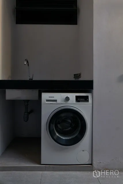 联排别墅 出租在Watthana, Bangkok - 洗衣角，前开式洗衣机与多功能水槽。