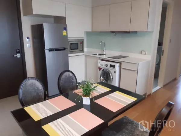 คอนโด ให้เช่าในWatthana, Bangkok - ครัวเปิดเชื่อมโต๊ะอาหาร 4 ที่นั่ง ใกล้ประตูทางเข้า