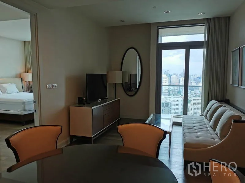 คอนโด ให้เช่าในPathum Wan, Bangkok - พื้นที่นั่งเล่นพร้อมทีวี โซฟา และโต๊ะทานข้าวติดระเบียง