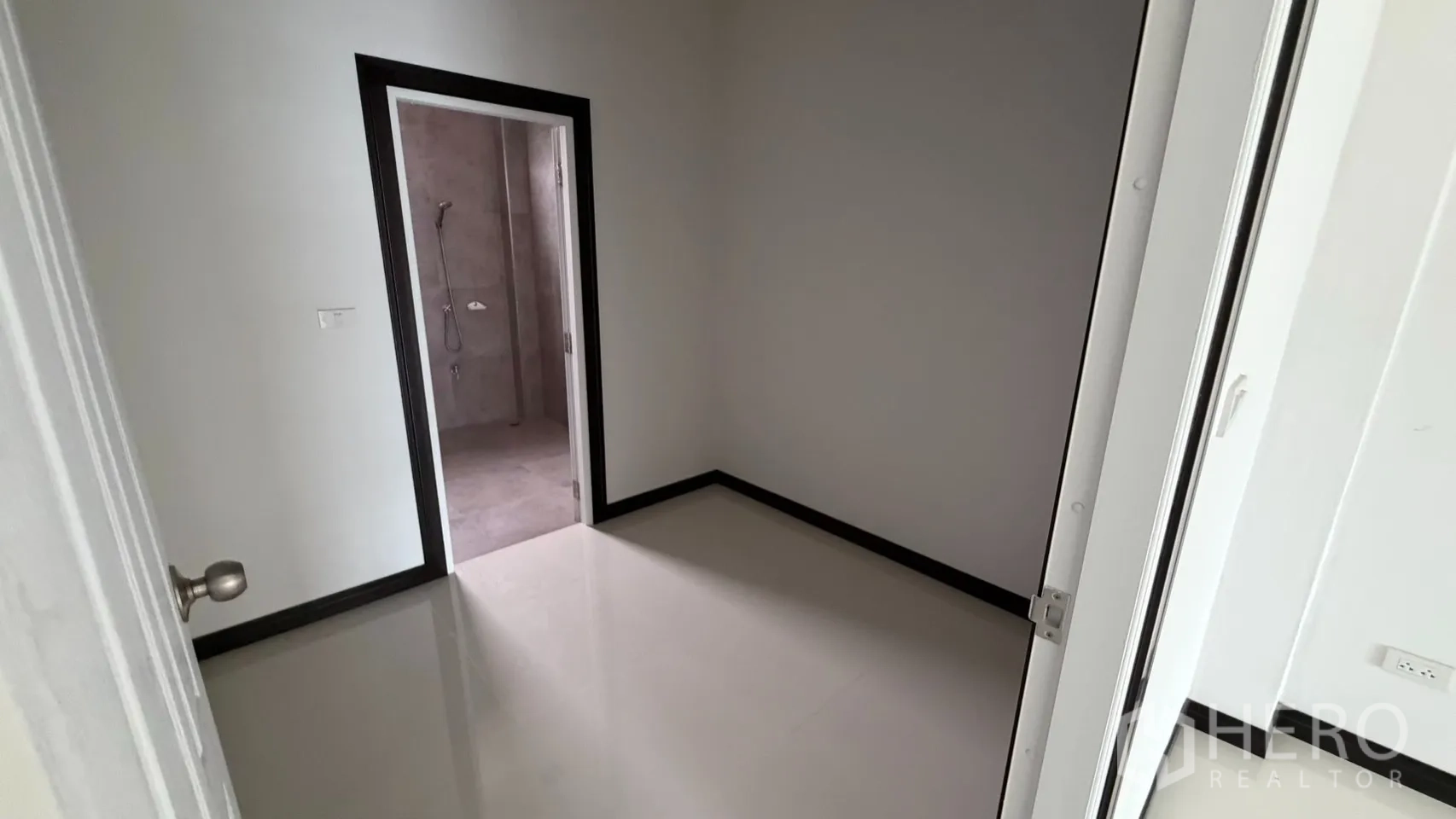 โรงงาน for sale in Bang Len, Nakhon Pathom - ห้องขนาดเล็กเชื่อมต่อไปยังห้องน้ำปูกระเบื้อง