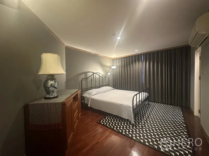 คอนโด ขายในWatthana, Bangkok - ห้องนอนกว้าง เตียงเหล็ก ตู้ลิ้นชัก และผ้าม่านทึบ