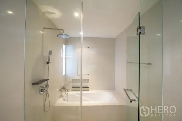 อพาร์ทเมนท์ ให้เช่าในWatthana, Bangkok - ห้องน้ำสมัยใหม่ พร้อมตู้กระจกอาบน้ำ แยกอ่างอาบน้ำ ฝักบัวเรนชาวเวอร์ และกระเบื้องโทนสว่าง